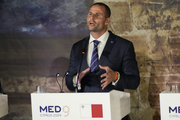 ראש ממשלת מלטה, רוברט אבלה, במסיבת עיתונאים בפאפוס, קפריסין, אוקטובר 2024 (צילום: AP Photo/Petros Karadjias)