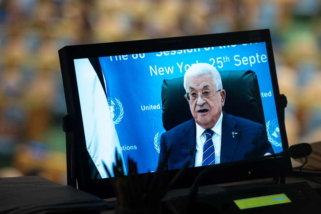 נאומו של נשיא הרשות הפלסטינית מחמוד עבאס (אבו מאזן) מוקרן בעצרת הכללית של האו"ם (צילום: AP Photo/Angelina Katsanis) נאומו של נשיא הרשות הפלסטינית מחמוד עבאס (אבו מאזן) מוקרן בעצרת הכללית של האו"ם (צילום: AP Photo/Angelina Katsanis)
