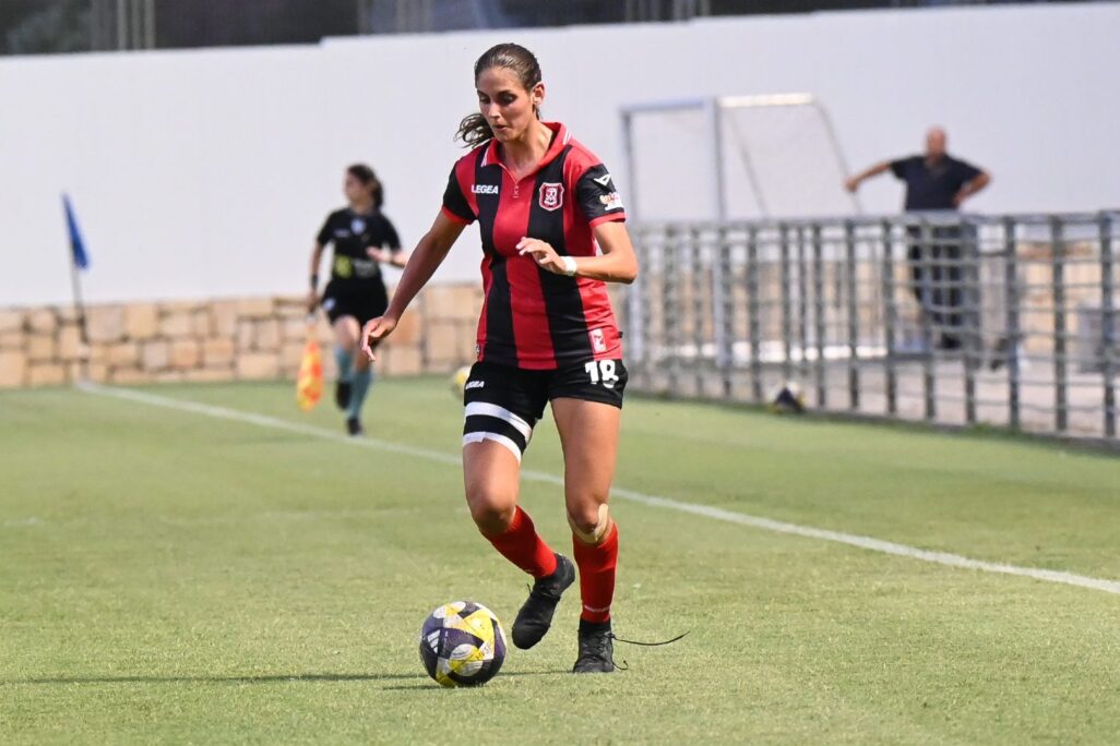 שירה אלינב במדי הפועל קטמון ירושלים (צילום: ברני ארדוב, באדיבות הפועל ירושלים)