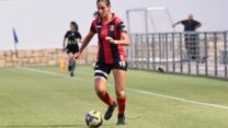 שירה אלינב במדי הפועל קטמון ירושלים (צילום: ברני ארדוב, באדיבות הפועל ירושלים)