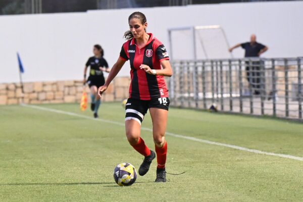 שירה אלינב במדי הפועל קטמון ירושלים (צילום: ברני ארדוב, באדיבות הפועל ירושלים)