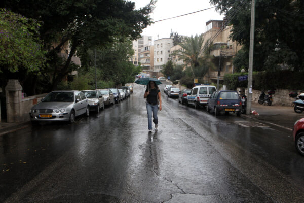 גשם ראשון ברחובות ירושלים (צילום ארכיון: יוסי זמיר/ פלאש 90)