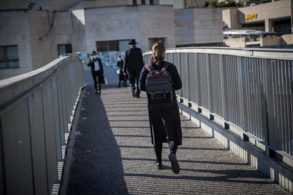 נערה חרדית בירושלים (צילום: יונתן זינדל/פלאש90)