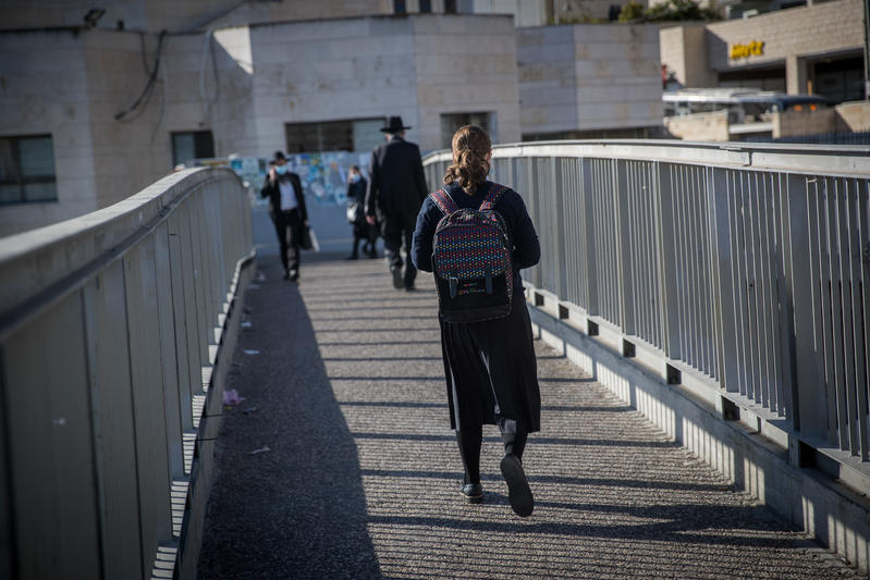 נערה חרדית בירושלים (צילום: יונתן זינדל/פלאש90)