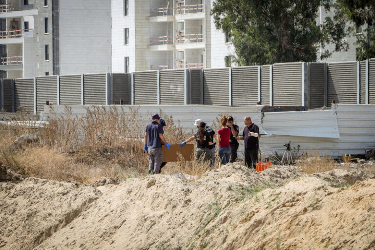 המשטרה בזירה בקריית מוצקין, 2 באוקטובר 2021 (צילום: אלון נדב/פלאש90)