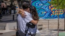 צעיר וצעירה מתחבקים במרכז ירושלים (צילום אילוסטרציה: חיים גולדברג / פלאש 90)