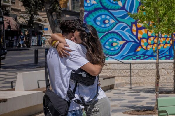 צעיר וצעירה מתחבקים במרכז ירושלים (צילום אילוסטרציה: חיים גולדברג / פלאש 90)