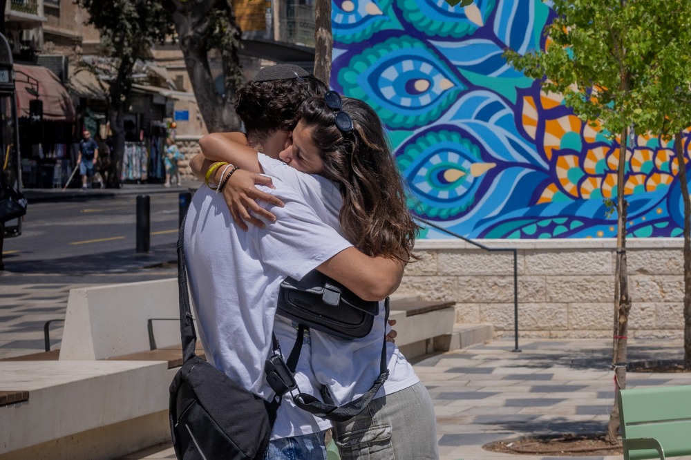 צעיר וצעירה מתחבקים במרכז ירושלים (צילום אילוסטרציה: חיים גולדברג / פלאש 90) צעיר וצעירה מתחבקים במרכז ירושלים (צילום אילוסטרציה: חיים גולדברג / פלאש 90)