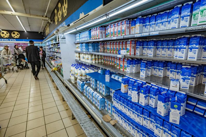 מדפי חלב בסופרמרקט בירושלים (צילום: יונתן זינדל/פלאש 90)