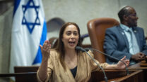 השרה לשוויון חברתי מאי גולן נואמת בכנסת, יולי 2025 (צילום: יונתן זינדל/פלאש90)