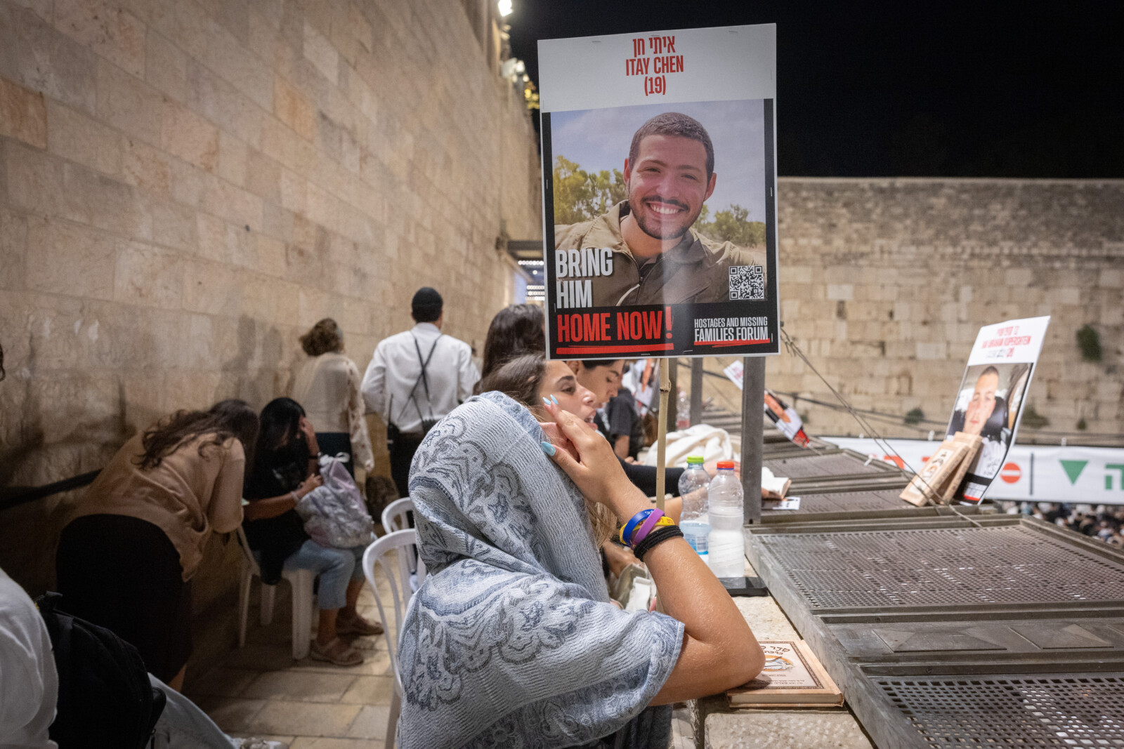 משפחות חטופים בתפילת סליחות בכותל המערבי לקראת ראש השנה, אוגוסט 2025 (צילום: חיים גולדברג פלאש90) משפחות חטופים בתפילת סליחות בכותל המערבי לקראת ראש השנה, אוגוסט 2025 (צילום: חיים גולדברג \ פלאש90)