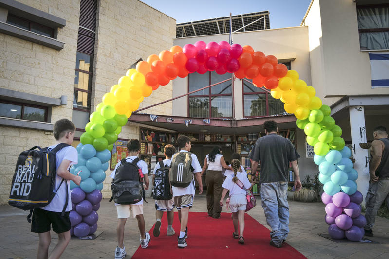 תלמידים ביום הראשון ללימודים בבית ספר יסודי בקצרין (צילום ארכיון: מיכאל גלעדי / פלאש 90) תלמידים ביום הראשון ללימודים בבית ספר יסודי בקצרין (צילום ארכיון: מיכאל גלעדי / פלאש 90)