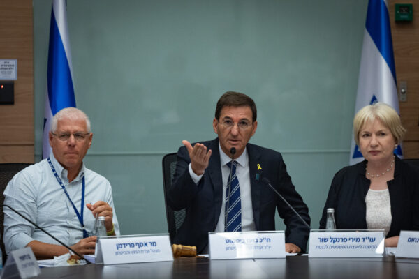 ח"כ בועז ביסמוט, יו"ר ועדת החוץ והביטחון, בדיון הוועדה על חוק הגיוס בכנסת (צילום: יונתן זינדל/ פלאש 90)