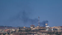 עשן עולה אחרי תקיפת צה"ל בדרום לבנון, כפי שנראה מהצד הישראלי של הגבול, 12 בספטמבר 2025 (צילום ארכיון: אייל מרגולין/פלאש90)
