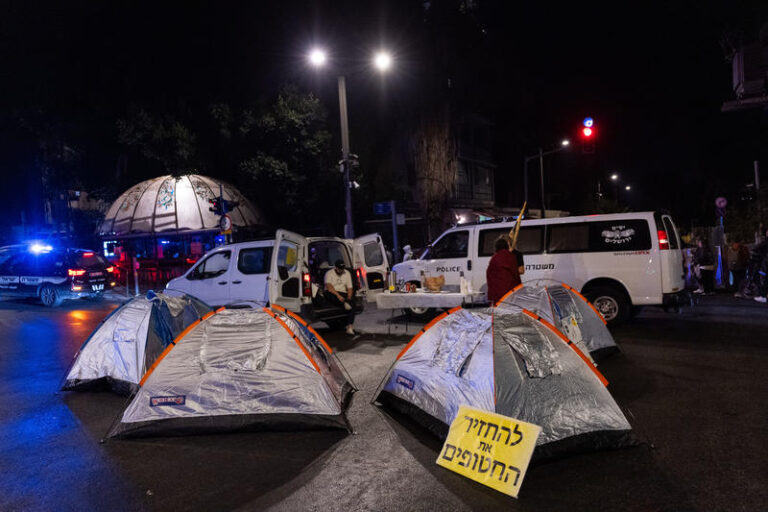 מאהל משפחות החטופים מול מעון ראש הממשלה בירושלים (צילום: יונתן זינדל/פלאש90)