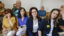 ירדן מן (שנייה מימין) באולם בית משפט השלום ברחובות, בו זוכתה מהאישום על תקיפת השרה עידית סילמן (צילום: יהושע יוסף / פלאש 90)
