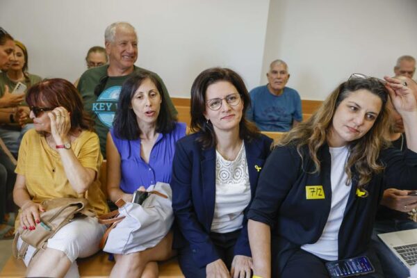 ירדן מן (שנייה מימין) באולם בית משפט השלום ברחובות, בו זוכתה מהאישום על תקיפת השרה עידית סילמן (צילום: יהושע יוסף / פלאש 90)