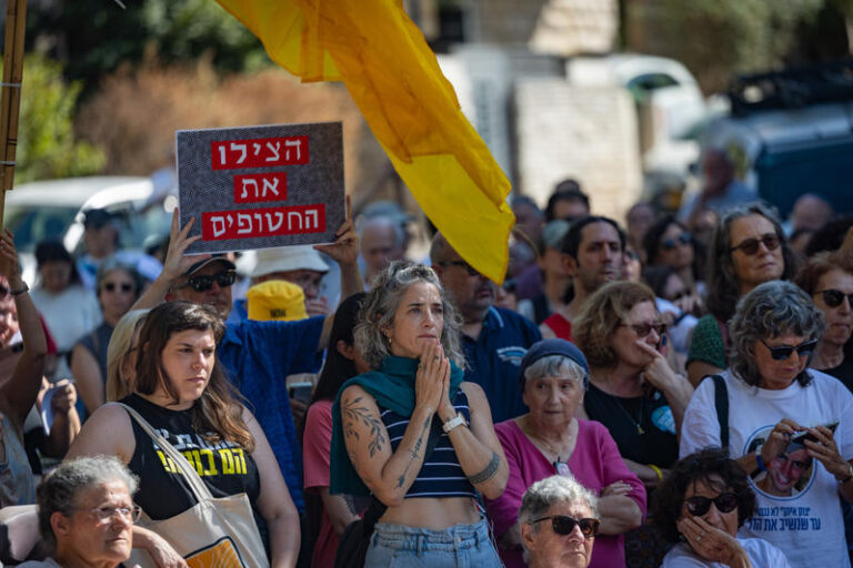 משפחות חטופים ופעילים לשחרורם בקבלת שבת מול מעון רה"מ בירושלים (צילום: יונתן זינדל/פלאש90)