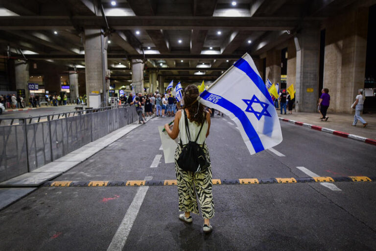 מפגינה בנתב"ג לקראת המראת נתניהו במחאה נגד נתניהו ובקריאה להסכם לשחרור החטופים (צילום: אבשלום ששוני/פלאש90)