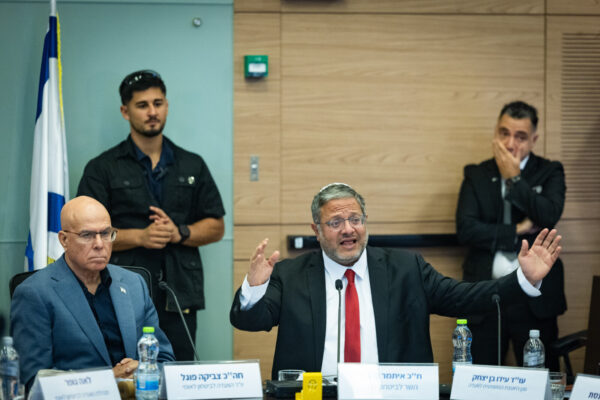 השר לביטחון לאומי (במרכז) ויו"ר הוועדה לביטחון לאומי צביקה פוגל בדיון על חוק עונש מוות למחבלים (צילום: חיים גולדברג/ פלאש 90)