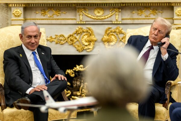 נשיא ארה"ב דונלד טראמפ וראש הממשלה בנימין נתניהו בפגישתם בבית הלבן (צילום: הבית הלבן)