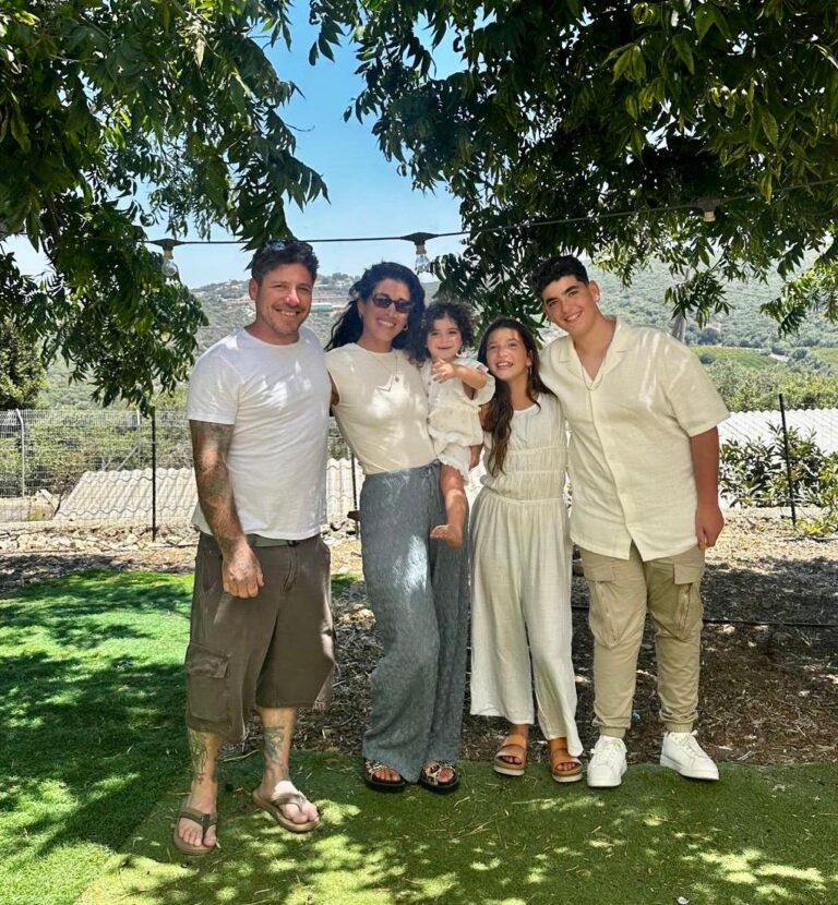 משפחת סטרטי באדמית. "זה הסיפור הישראלי – או לעוף מפה, או לקבל את המציאות כפי שהיא" (צילום: דוד טברסקי)