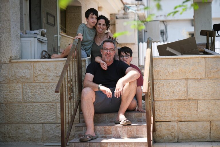 משפחת קוטן בקריית שמונה. "לפעמים גרים איפה שחשוב, לא רק איפה שסבבה והתרגלנו" (צילום: דוד טברסקי)