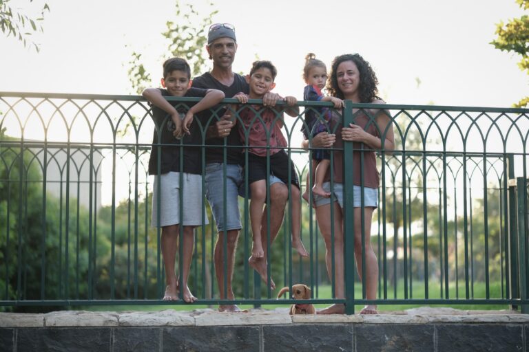 משפחת קליין בקיבוץ הגושרים. "אי אפשר לתת לפחדים לנהל אותך" (צילום: דוד טברסקי)