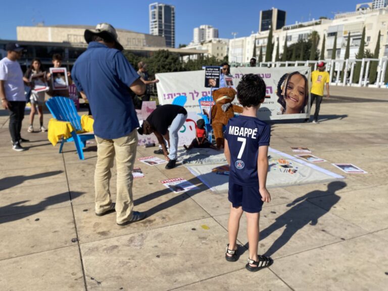 עוברים ושבים מול המיצג למען היימנוט (צילום: יהל פרג')