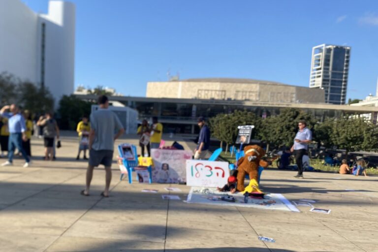 המיצג בכיכר הבימה. הפעילים קיוו שירעיד את אמות הסיפים (צילום: יהל פרג')