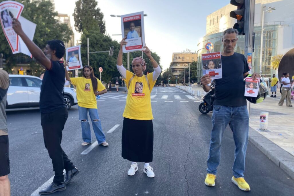 אבי יצחק (מימין) ובאנצ'י קסאו חוסמים את שדרות בן ציון במחאה למען היימנוט (צילום: יהל פרג')