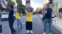 אבי יצחק (מימין) ובאנצ'י קסאו חוסמים את שדרות בן ציון במחאה למען היימנוט (צילום: יהל פרג')