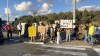 "די לילדים בצמתים". המוחים נגד הילדים בצד הכביש בצומת יאסיף (צילום: יהל פרג')