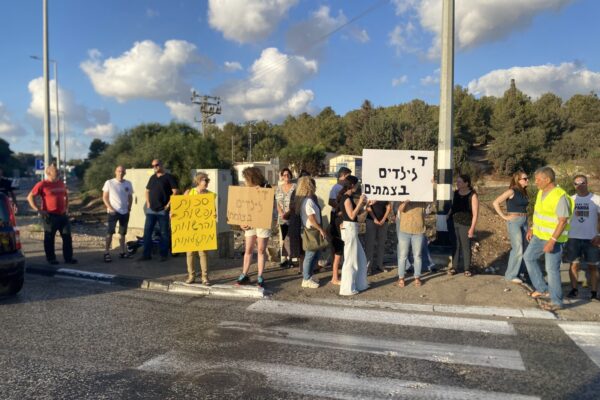 "די לילדים בצמתים". המוחים נגד הילדים בצד הכביש בצומת יאסיף (צילום: יהל פרג')
