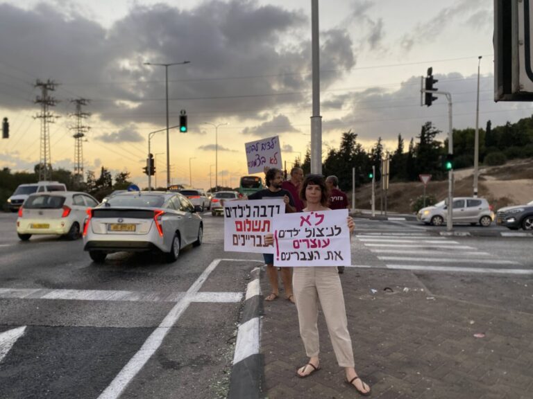 תמר רבני ואדם, הגיעו מכליל כדי לדרוש לעצור את הניצול של הילדים בכביש (צילום: יהל פרג')