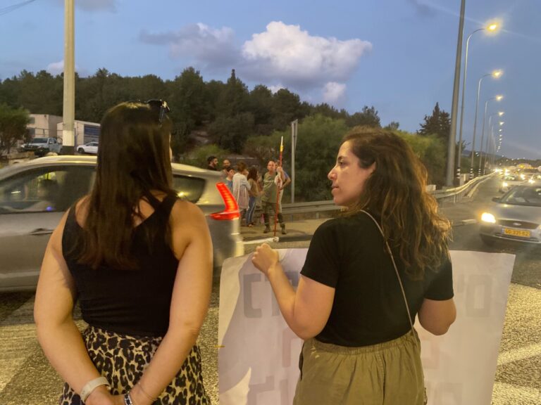 "אנחנו לא נגד הילדים, אנחנו נגד המעסיקים", מורן ממארגני הפגנה (מימין) מהישוב טל-אל (צילום: יהל פרג')