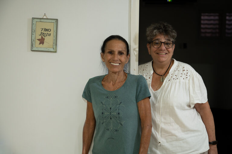 חגית מנור (מימין) וסמדר כרמון. מנור: "אין לי עוד התחייבויות כי אני עוד לא סבתא" (צילום: אור גואטה)