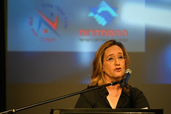 אילנה דיין בכנס החירום של גלי צה"ל (צילום: אור גואטה)