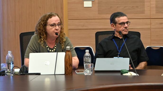 ד"ר מיכאל שראל ועו"ד נילי אבן חן בוועדת חוץ וביטחון (צילום: אור גואטה)