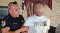 אחיו של עאמר, החשוד כי רצח אותו בכפר קאסם, נעצר על ידי איש כוחות המשטרה (צילום: דוברות המשטרה)