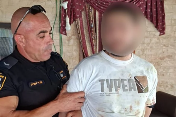 אחיו של עאמר, החשוד כי רצח אותו בכפר קאסם, נעצר על ידי איש כוחות המשטרה (צילום: דוברות המשטרה)