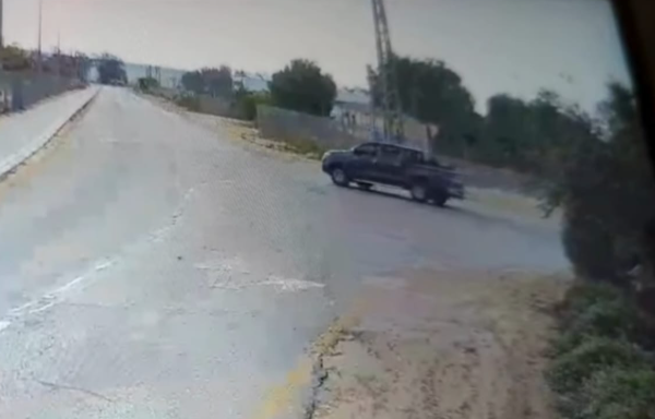 טנדר של מחבלים עובר את קיבוץ מגן בבוקר מתקפת 7 באוקטובר (צילום מסך ממצלמת האבטחה של השער הדרומי של הקיבוץ, השימוש נעשה בהתאם להוראות סעיף 27א' לחוק זכויות יוצרים)