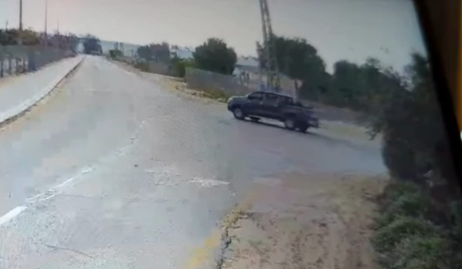 טנדר של מחבלים עובר את קיבוץ מגן בבוקר מתקפת 7 באוקטובר (צילום מסך ממצלמת האבטחה של השער הדרומי של הקיבוץ, השימוש נעשה בהתאם להוראות סעיף 27א' לחוק זכויות יוצרים) טנדר של מחבלים עובר את קיבוץ מגן בבוקר מתקפת 7 באוקטובר (צילום מסך ממצלמת האבטחה של השער הדרומי של הקיבוץ, השימוש נעשה בהתאם להוראות סעיף 27א' לחוק זכויות יוצרים)