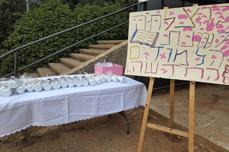 ברכות, ממתקים ומתנות לילדי מנרה ביום הראשון ללימודים (צילום: אור גואטה)