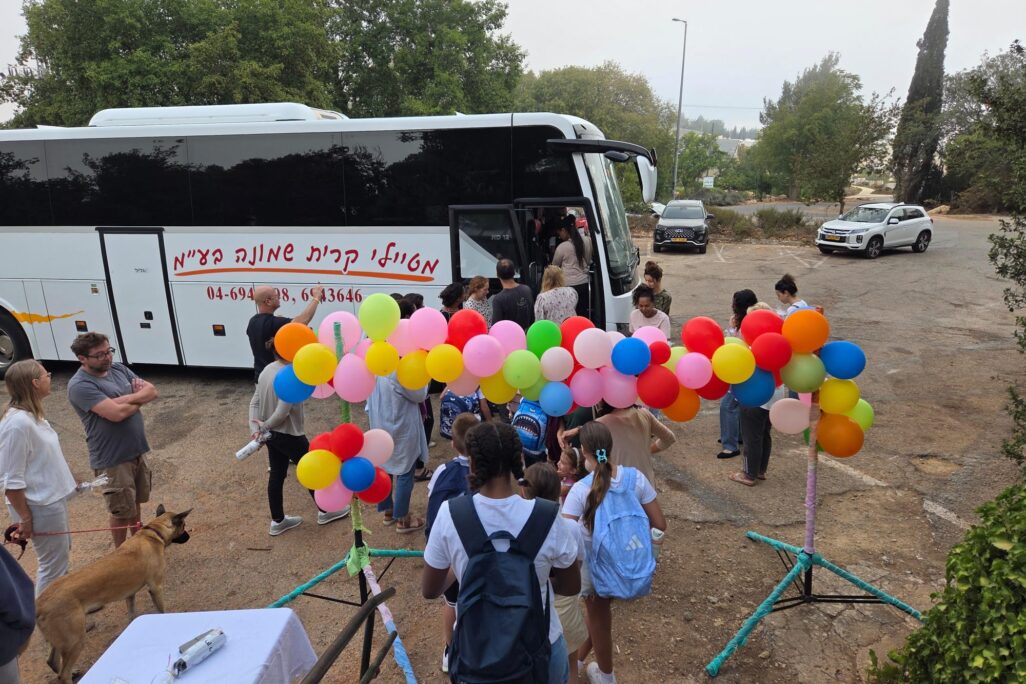 ילדי קיבוץ מנרה בגליל העליון, שחזרו לקיבוץ לאחר פינוי של חודשיים, בעלייה להסעה לבית הספר האזורי ביום הראשון ללימודים (צילום: אור גואטה) ילדי קיבוץ מנרה בגליל העליון, שחזרו לקיבוץ לאחר פינוי של חודשיים, בעלייה להסעה לבית הספר האזורי ביום הראשון ללימודים (צילום: אור גואטה)