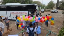 ילדי קיבוץ מנרה בגליל העליון, שחזרו לקיבוץ לאחר פינוי של חודשיים, בעלייה להסעה לבית הספר האזורי ביום הראשון ללימודים (צילום: אור גואטה)