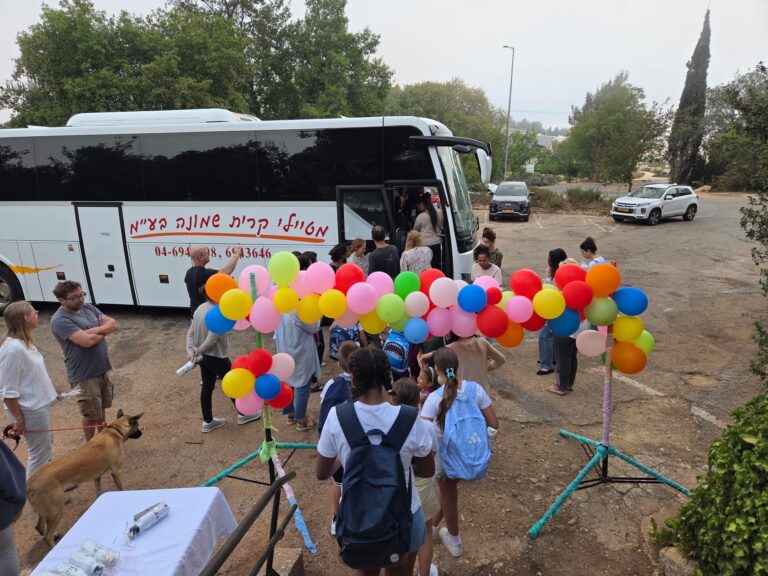 ילדי קיבוץ מנרה בגליל העליון בעלייה להסעה לבית הספר האזורי ביום הראשון ללימודים (צילום: אור גואטה)