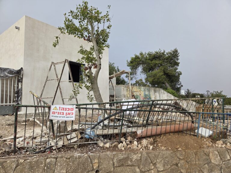 המבנה ההרוס של גן פשוש במנרה (צילום: אור גואטה)