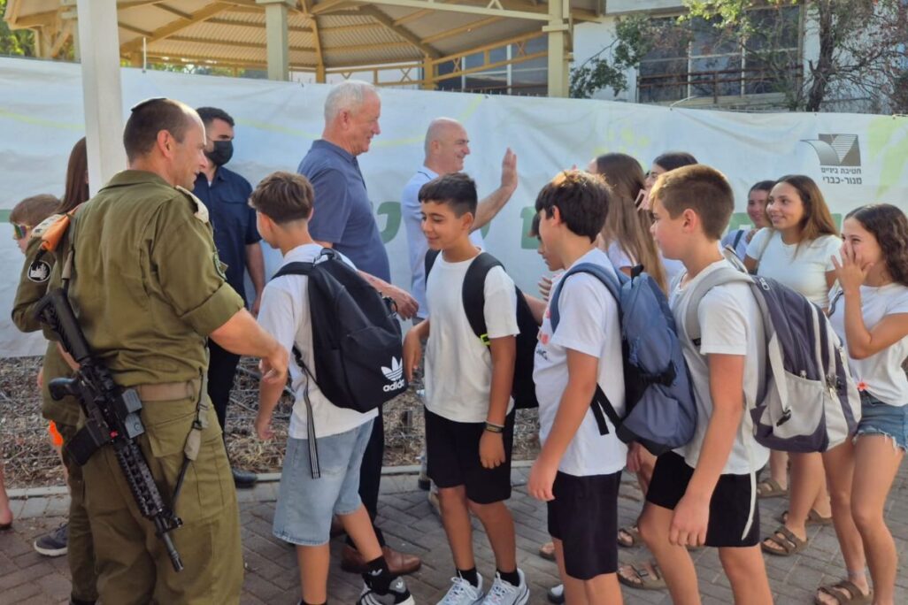 תלמידי חטיבת הביניים מנור בקיבוץ אילון שבגליל המערבי בפתיחת שנת הלימודים, עם יו"ר כחול לבן בני גנץ (צילום: המועצה האזורית מטה אשר) תלמידי חטיבת הביניים מנור בקיבוץ אילון שבגליל המערבי בפתיחת שנת הלימודים, עם יו"ר כחול לבן בני גנץ (צילום: המועצה האזורית מטה אשר)