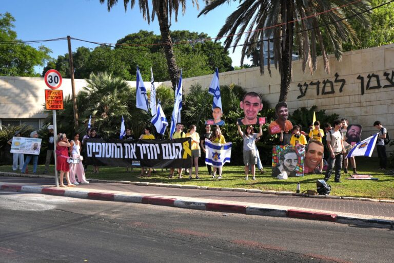 מחאת בני נוער להשבת החטופים בצומת מכון ויצמן ברחובות (צילום: נבט כהנא)